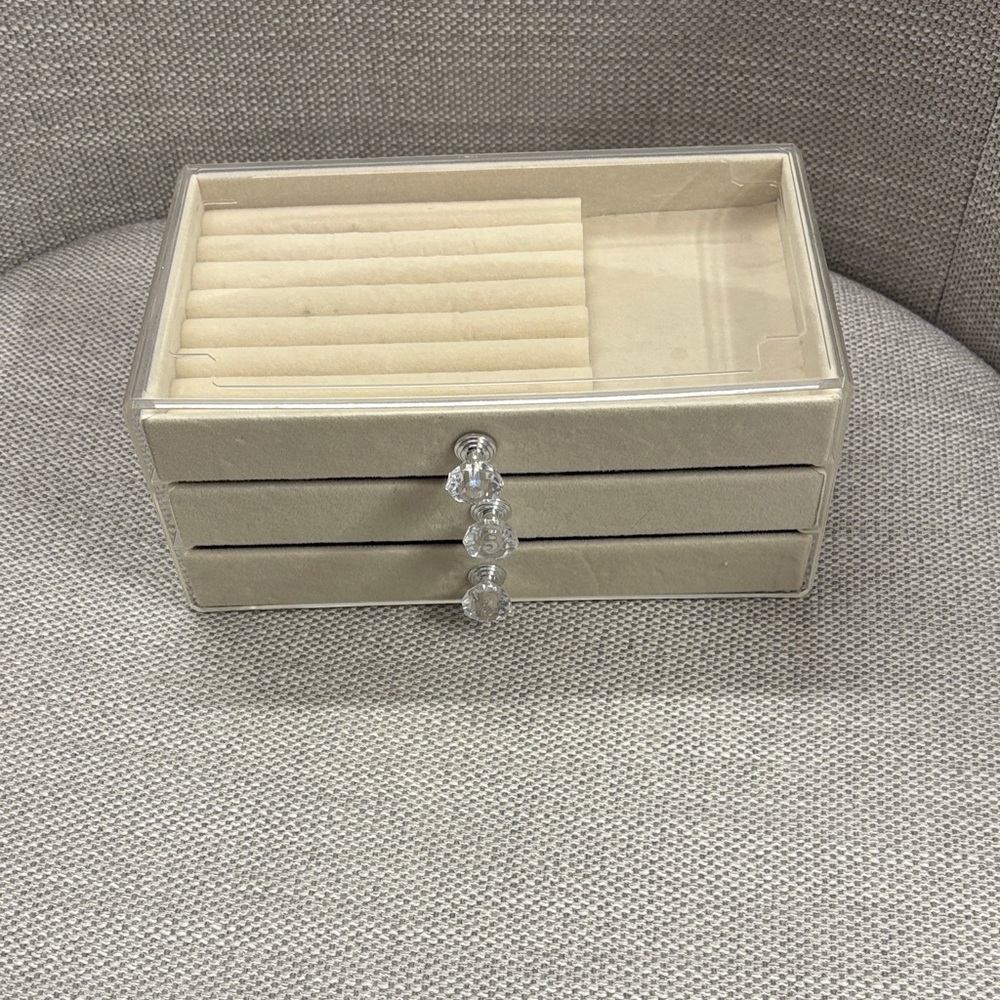 Elegant Cream Jewelry Organizer